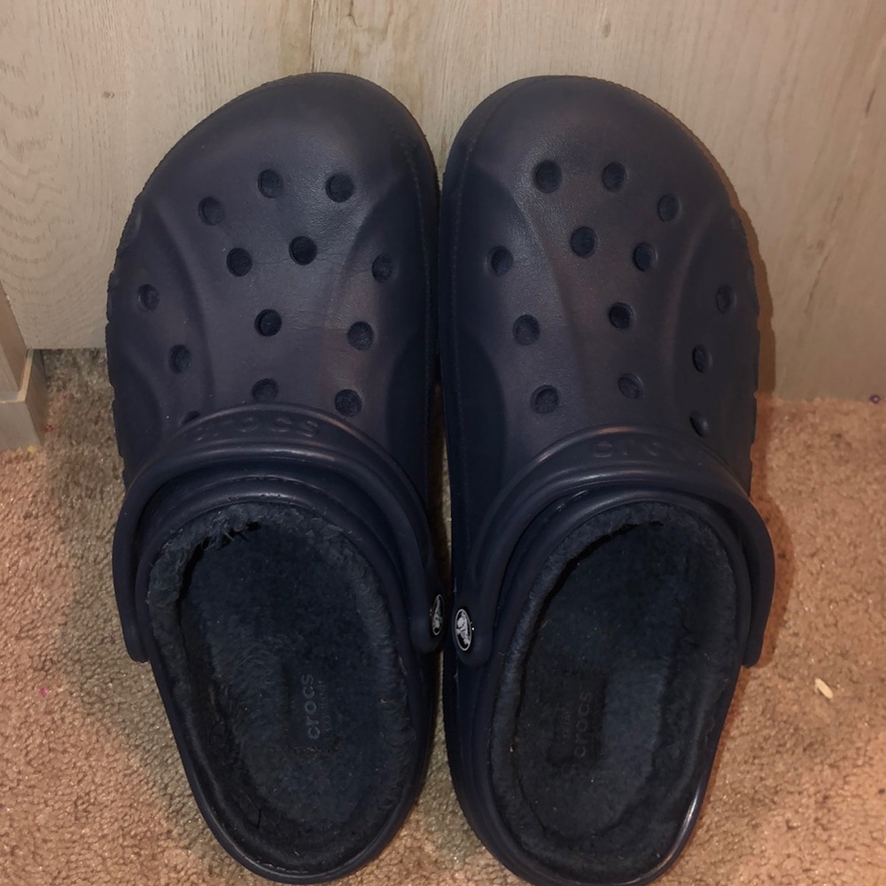 navy blue fuzzy crocs